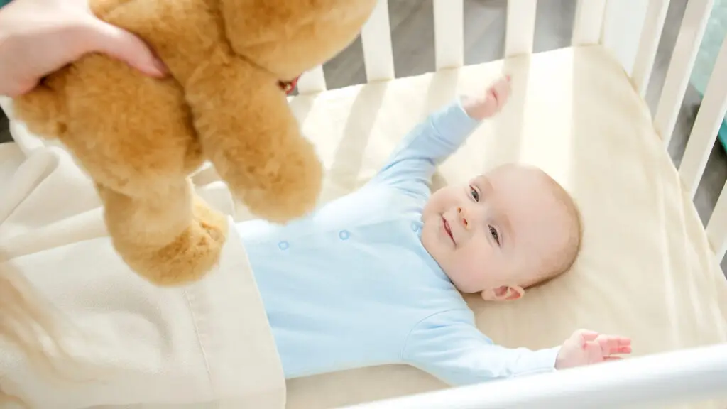 baby laying in cot - sleep training with Calm Babies